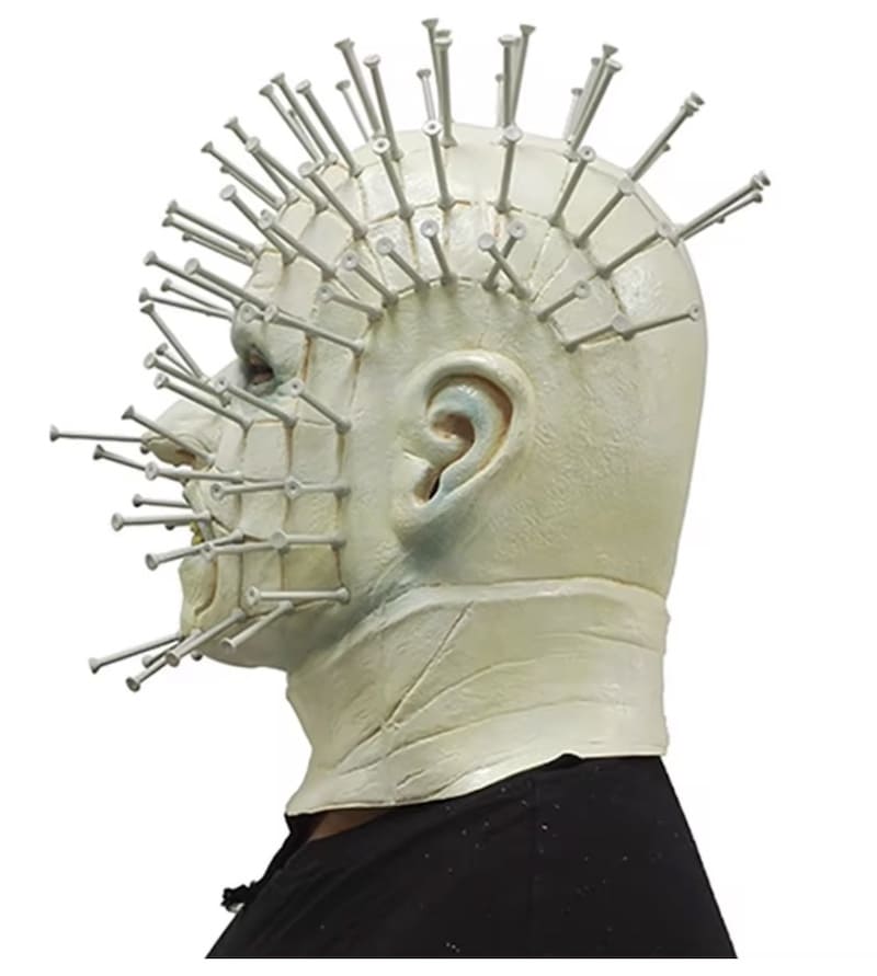 Pinhead mask hellraiser naeltega pea näol