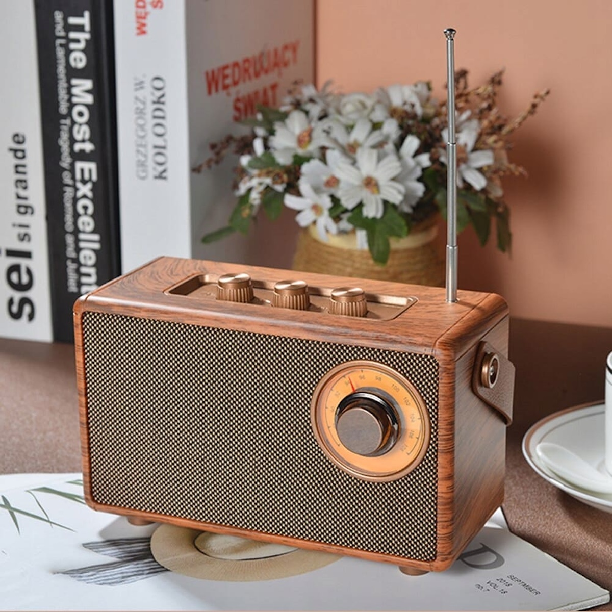 Väike retrodisainiga vintage puidust raadiomängija