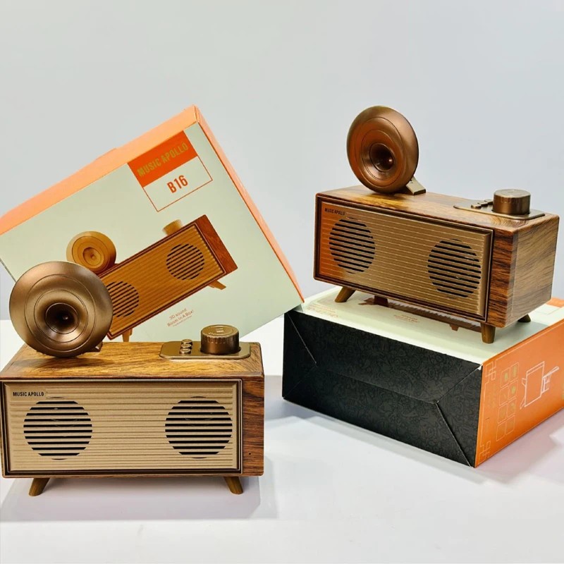 mini väike vana puidust raadio, mis on valmistatud puidust retro vintage disainiga